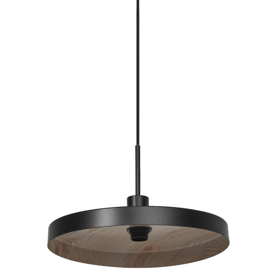 Suspension ronde noire vue de face, dessous en bois clair et câble fin.