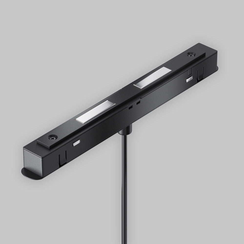 Détail de l'adaptateur rectangulaire noir fixé sous le rail, avec connecteurs