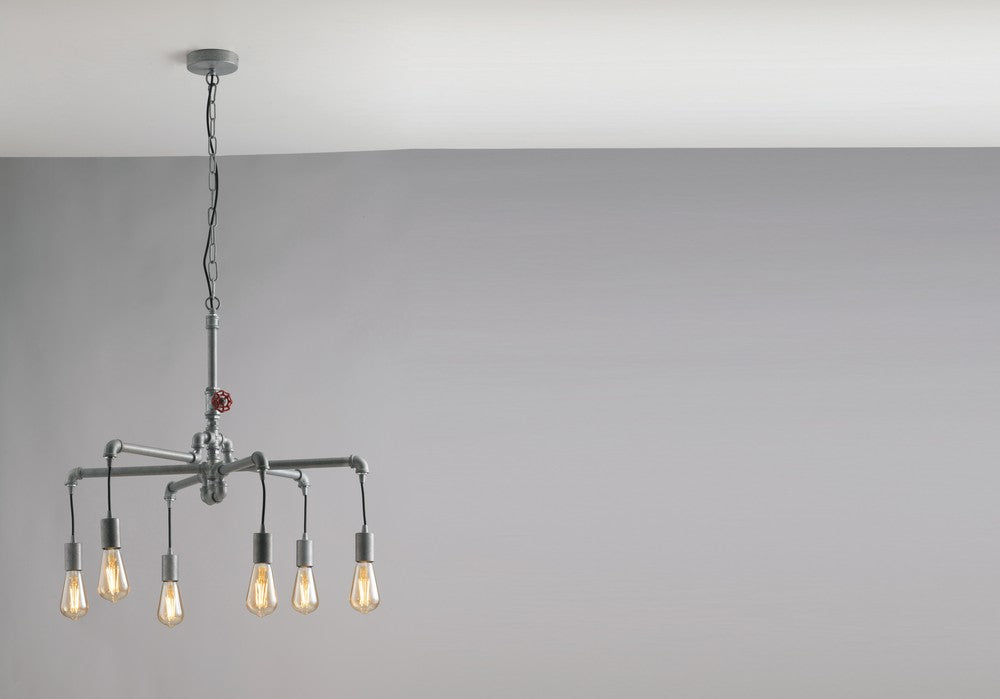 Vue en situation de la suspension fixée au plafond, éclairée, sur mur gris