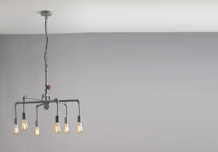Vue en situation de la suspension fixée au plafond, éclairée, sur mur gris
