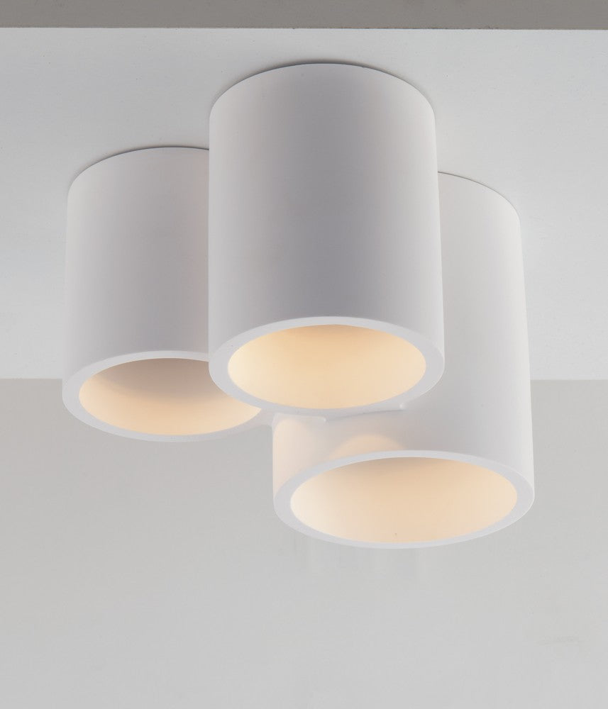 Plafonnier fixé au plafond, perspective en contre-plongée, lumière chaude allumée