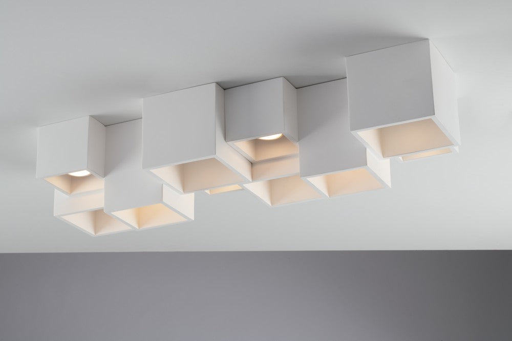 Vue de trois quarts du plafonnier aux volumes cubiques décalés fixés au plafond
