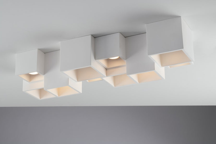 Vue de trois quarts du plafonnier aux volumes cubiques décalés fixés au plafond