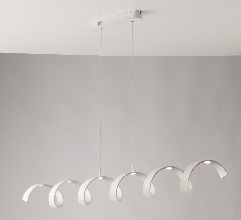 Mise en ambiance du luminaire suspendu devant un mur gris clair
