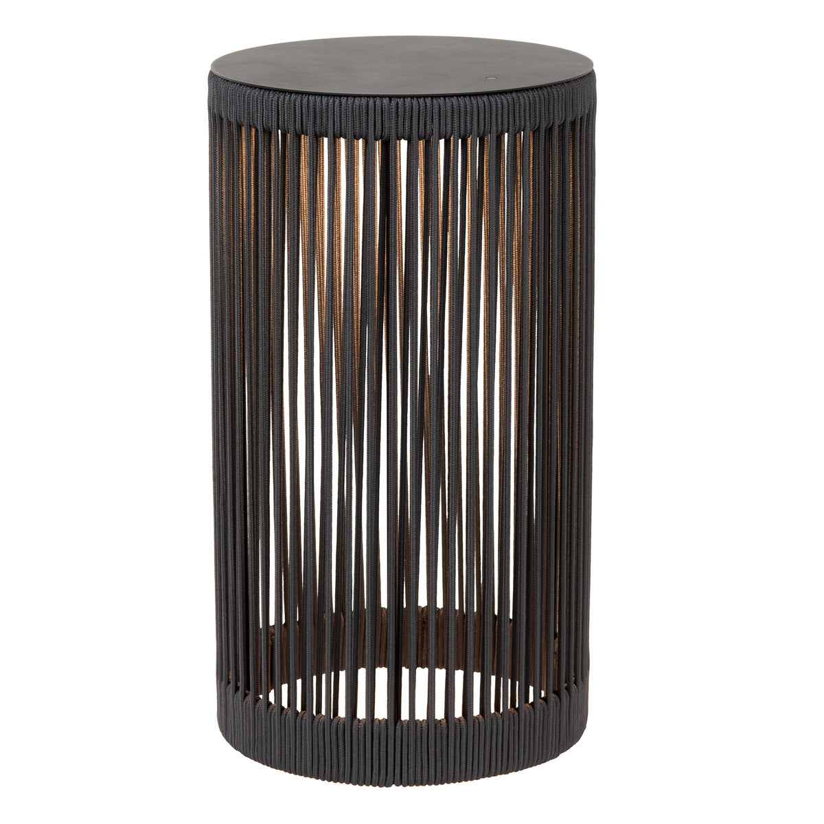 Détail du dessus noir et des cordes verticales laissant passer la lumière dorée.