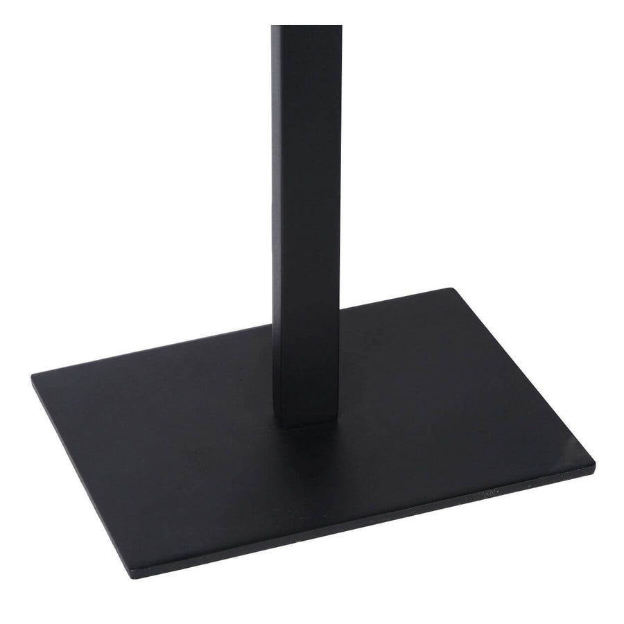 Gros plan de la base rectangulaire noire et du montant vertical sur fond blanc