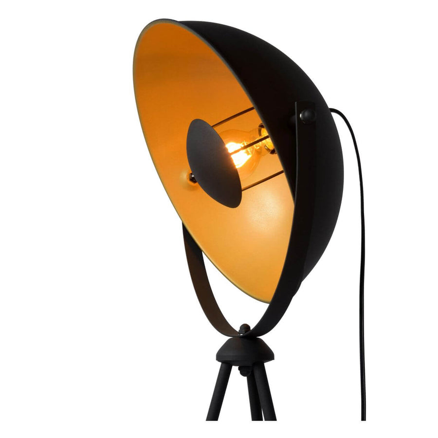 Détail de l'abat-jour rond noir, intérieur doré et ampoule apparente éclairée