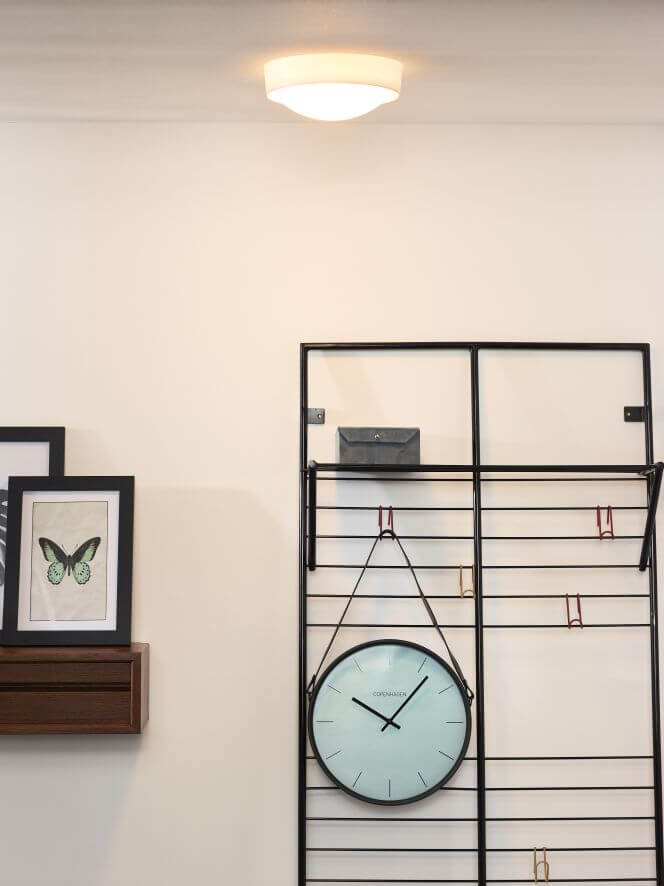 Vue rapprochée du plafonnier LED blanc allumé et fixé au plafond