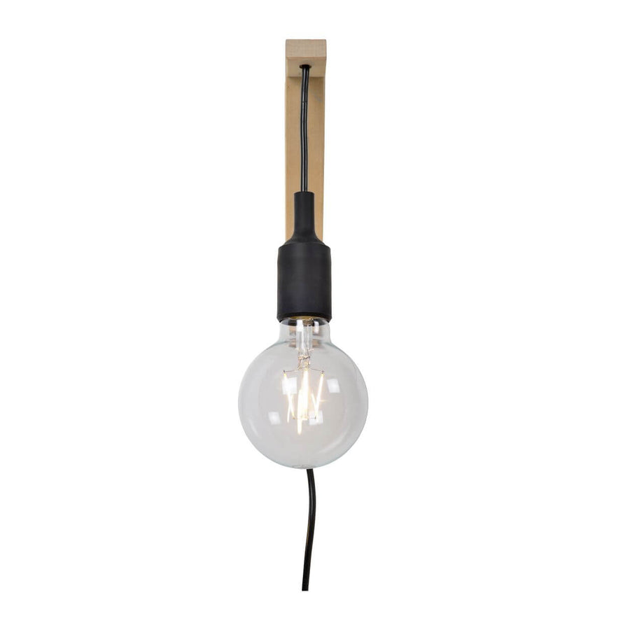 Vue frontale serrée sur l'ampoule globe transparente sous le support en bois vertical