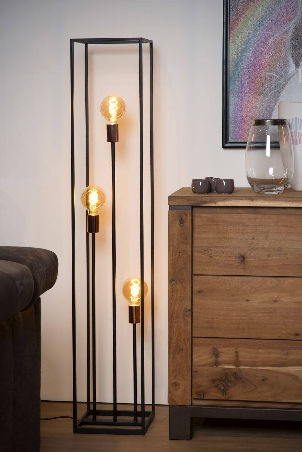 Vue rapprochée du lampadaire noir et cuivré dans un salon