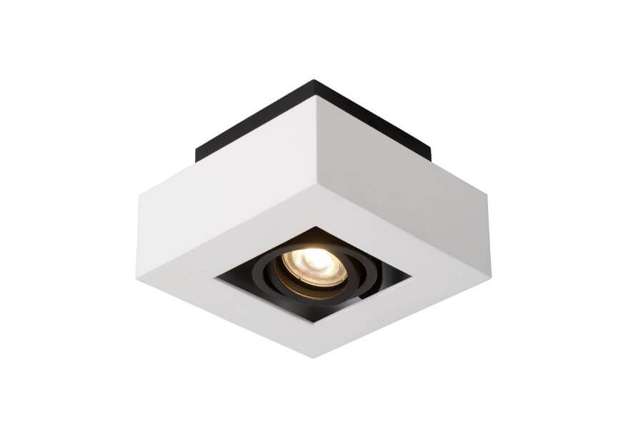 Vue rapprochée du luminaire allumé, halo lumineux chaud dans le cercle noir