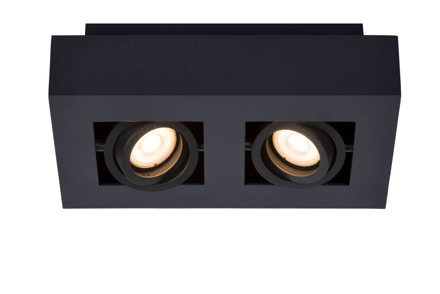 Produit de face, plafonnier noir rectangulaire avec deux projecteurs allumés.