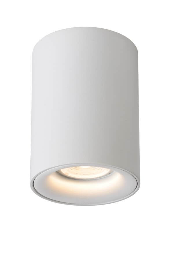 Vue rapprochée du plafonnier blanc allumé, montrant la lumière diffusée par le bas.