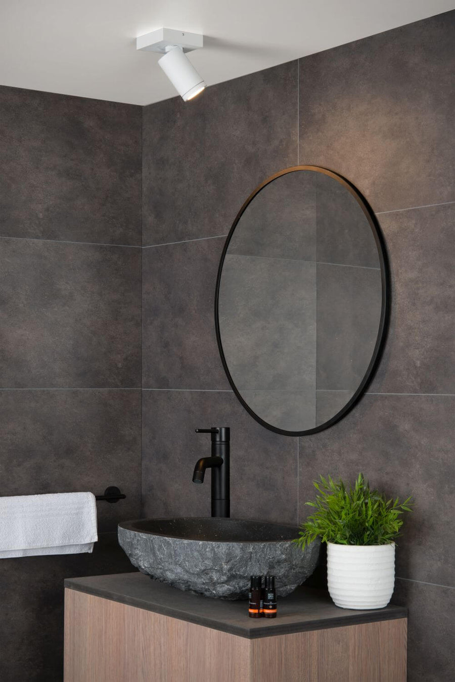 Gros plan sur le plafonnier blanc orientable installé au plafond dans une salle de bain