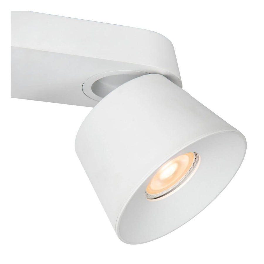 Détail rapproché d'une tête inclinée et de sa lentille LED