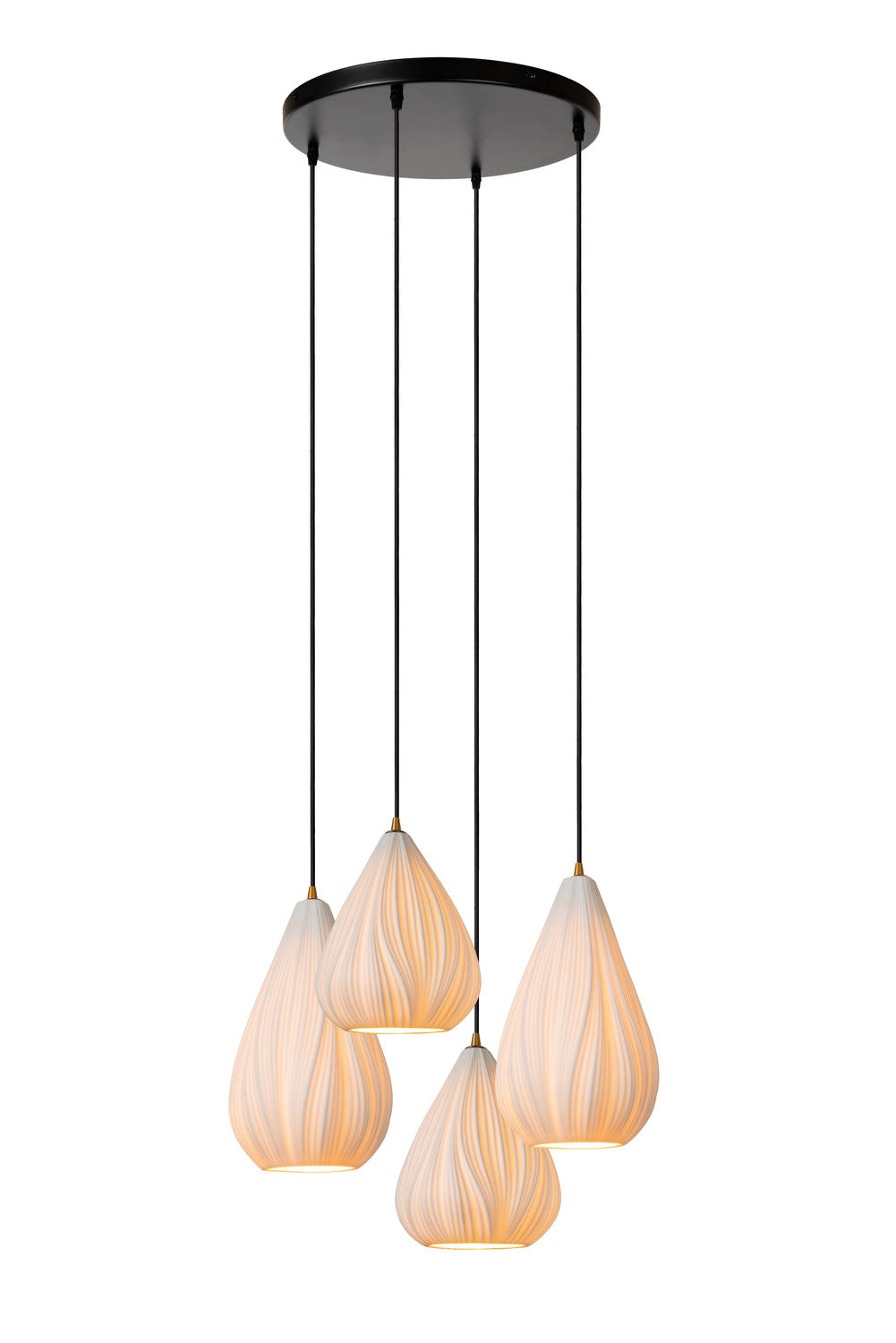 Suspension quatre lumières allumées avec abat-jour blancs en porcelaine et câbles noirs
