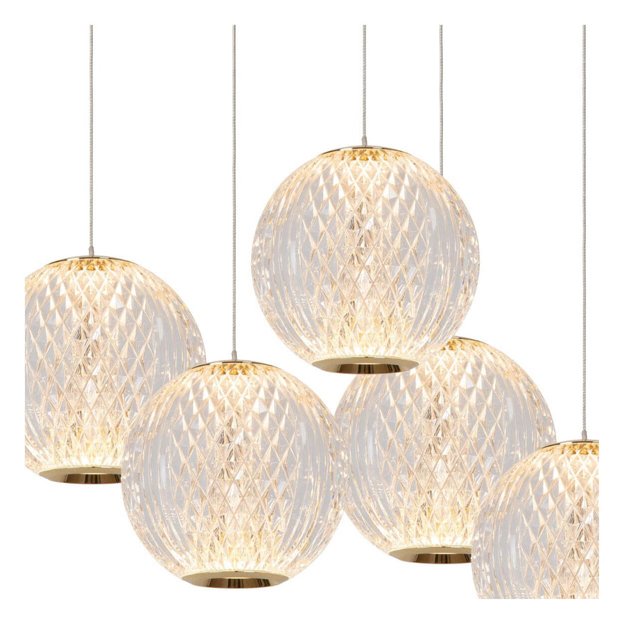 Vue rapprochée de plusieurs globes en verre transparent à motif diamant, éclairés et dorés