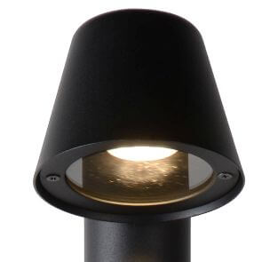 Détail du diffuseur en verre et de la led allumée sous le capot conique.