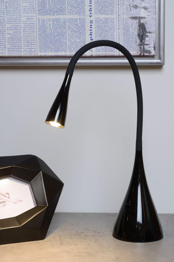 Vue rapprochée de la lampe noire allumée avec cadre et objet géométrique