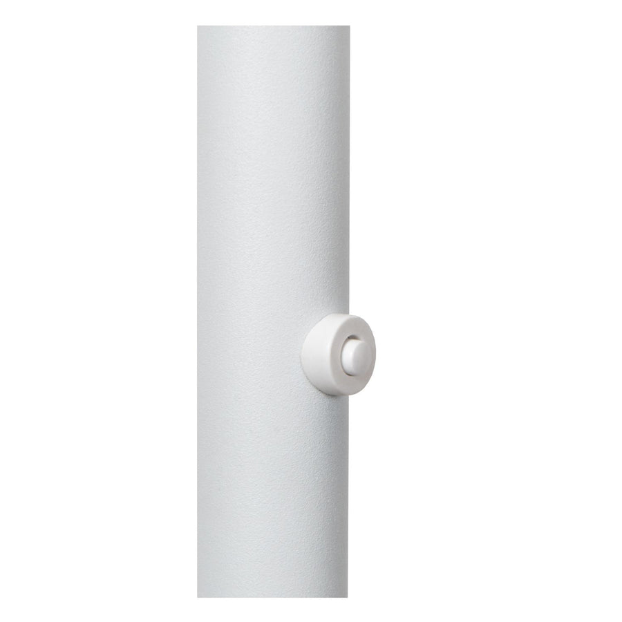 Détail de la bague et du bouton de commande placés sur la tige blanche.
