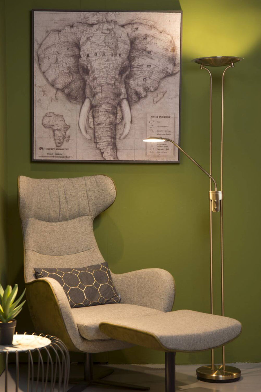 Vue rapprochée du lampadaire en laiton avec fauteuil, plante et affiche
