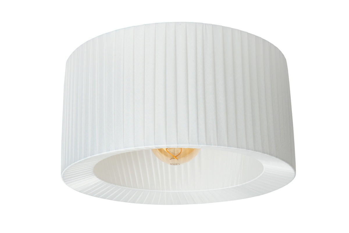 Plafonnier blanc éteint, abat-jour en tissu plissé et ampoule visible à l'intérieur.
