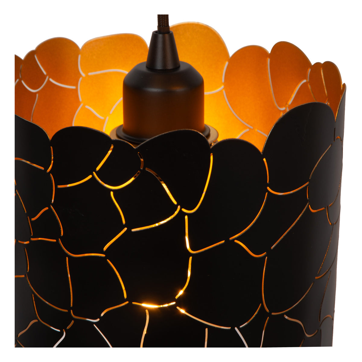 Vue de dessous montrant la douille noire et l'intérieur orange doré de l'abat-jour