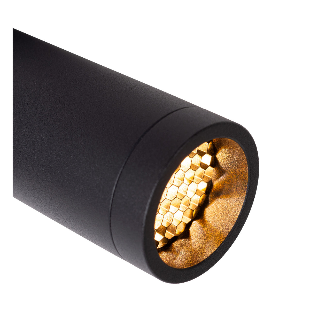 Gros plan sur la lentille dorée en nid d'abeille et la bague noire du projecteur.