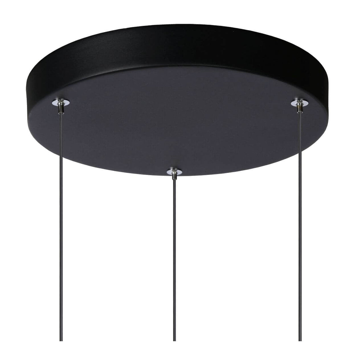 Détail du plafonnier rond noir et des trois fins câbles métalliques tendus.