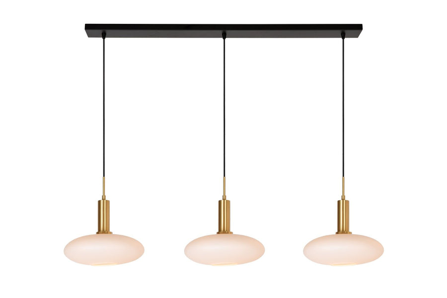 Suspension complète présentée sur fond blanc, trois abat-jour opale éteints et structure dorée.