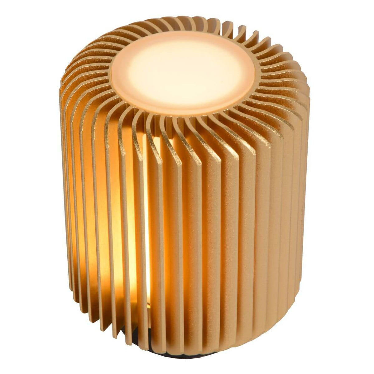 Vue de trois quarts du luminaire doré, montrant ses ailettes verticales et son socle noir.