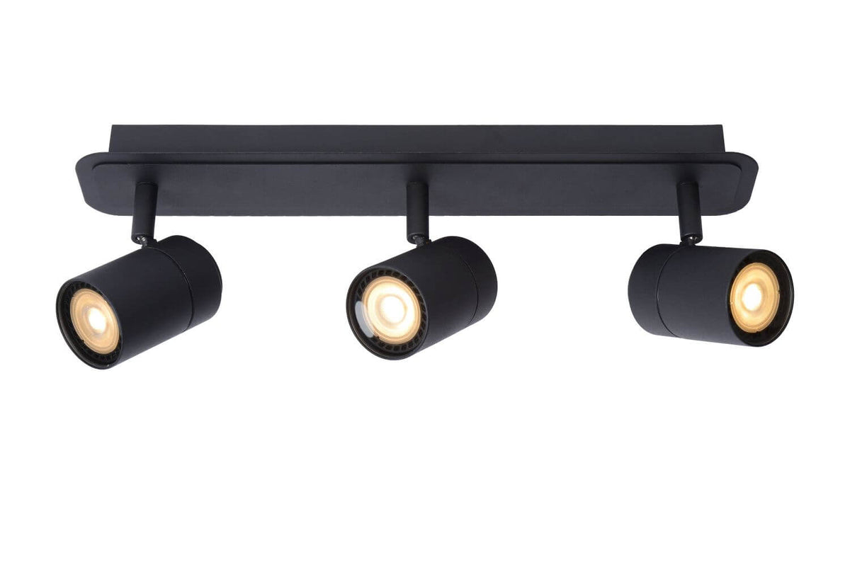 Produit seul sur fond blanc : plafonnier noir trois spots cylindriques orientables allumés.