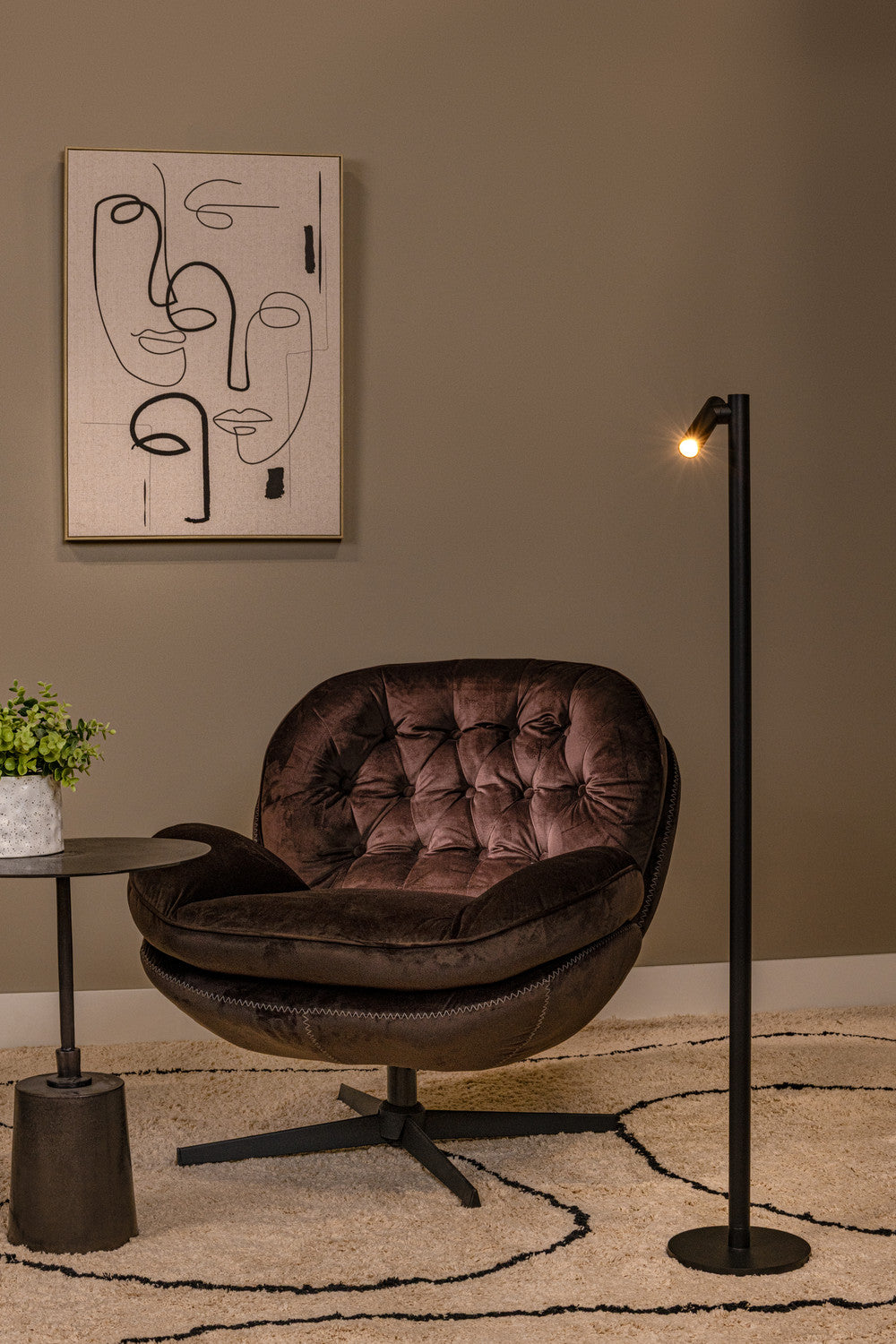 Vue d'ensemble du lampadaire extérieur noir dans un salon au décor contemporain
