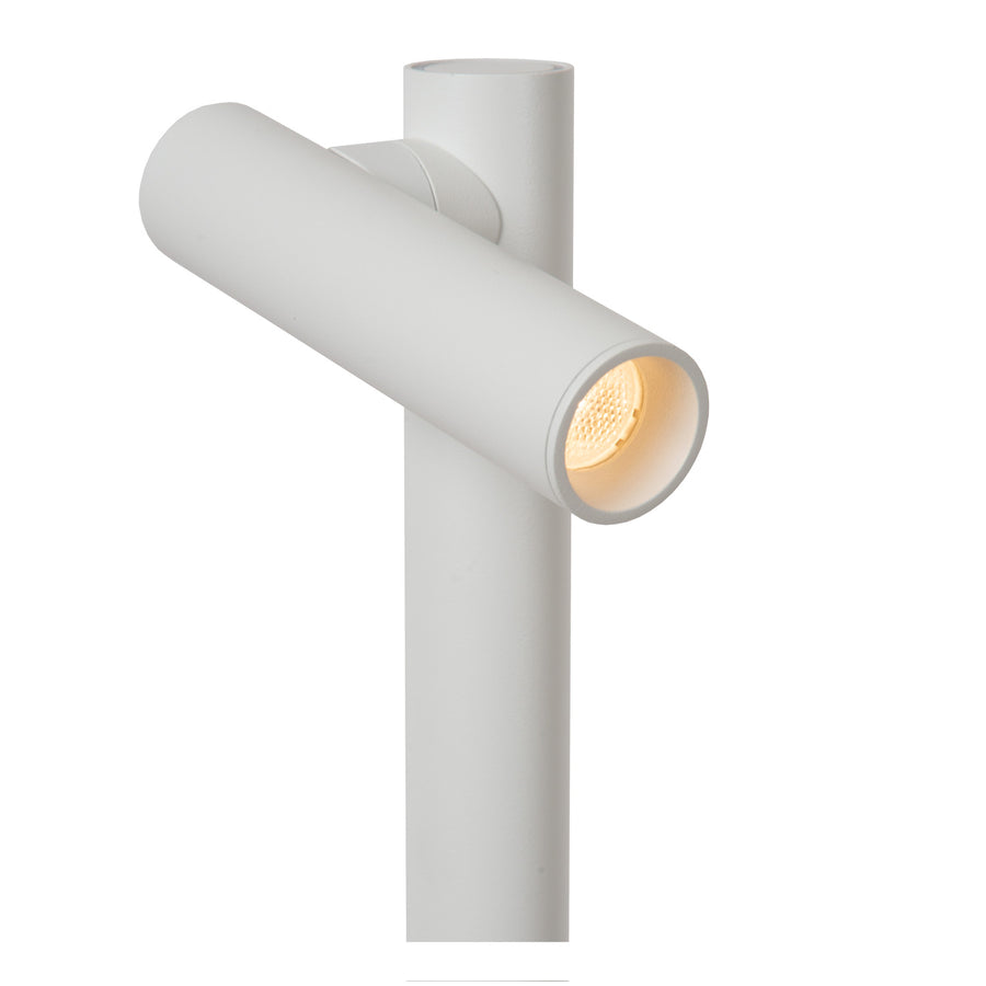 Gros plan sur la tête lumineuse orientable et sa LED chaude allumée.