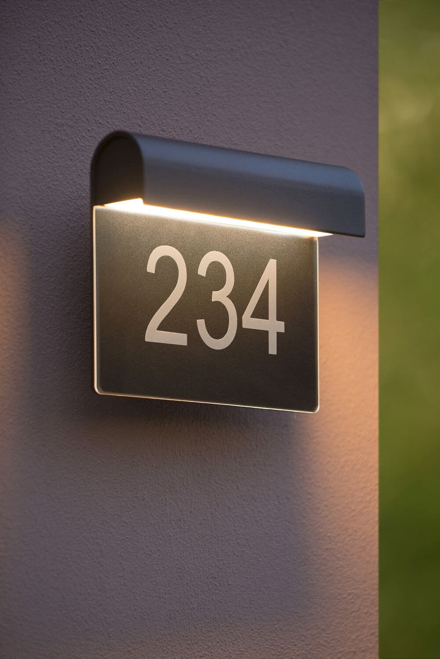 Gros plan sur la finition noire mate et le bandeau LED au-dessus des chiffres