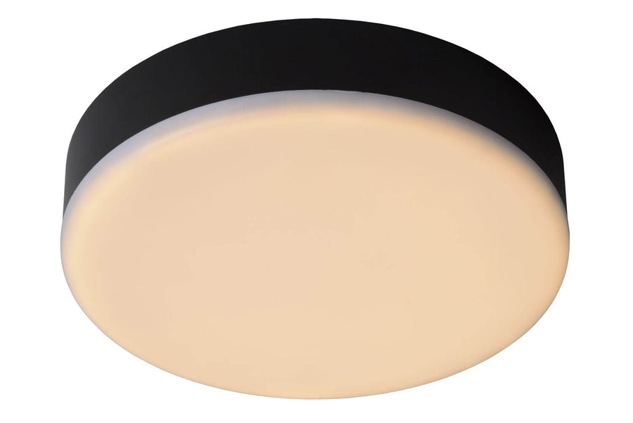 Vue de face du plafonnier allumé diffusant une lumière chaude et uniforme