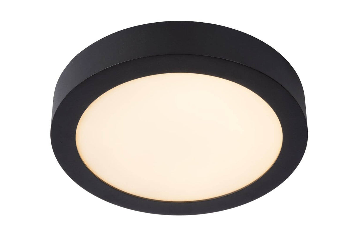 Produit de face, plafonnier noir allumé sur fond blanc, lumière chaude
