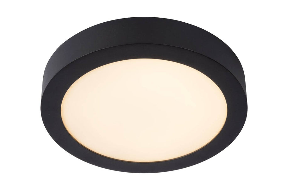 Produit de face, plafonnier noir allumé sur fond blanc, lumière chaude