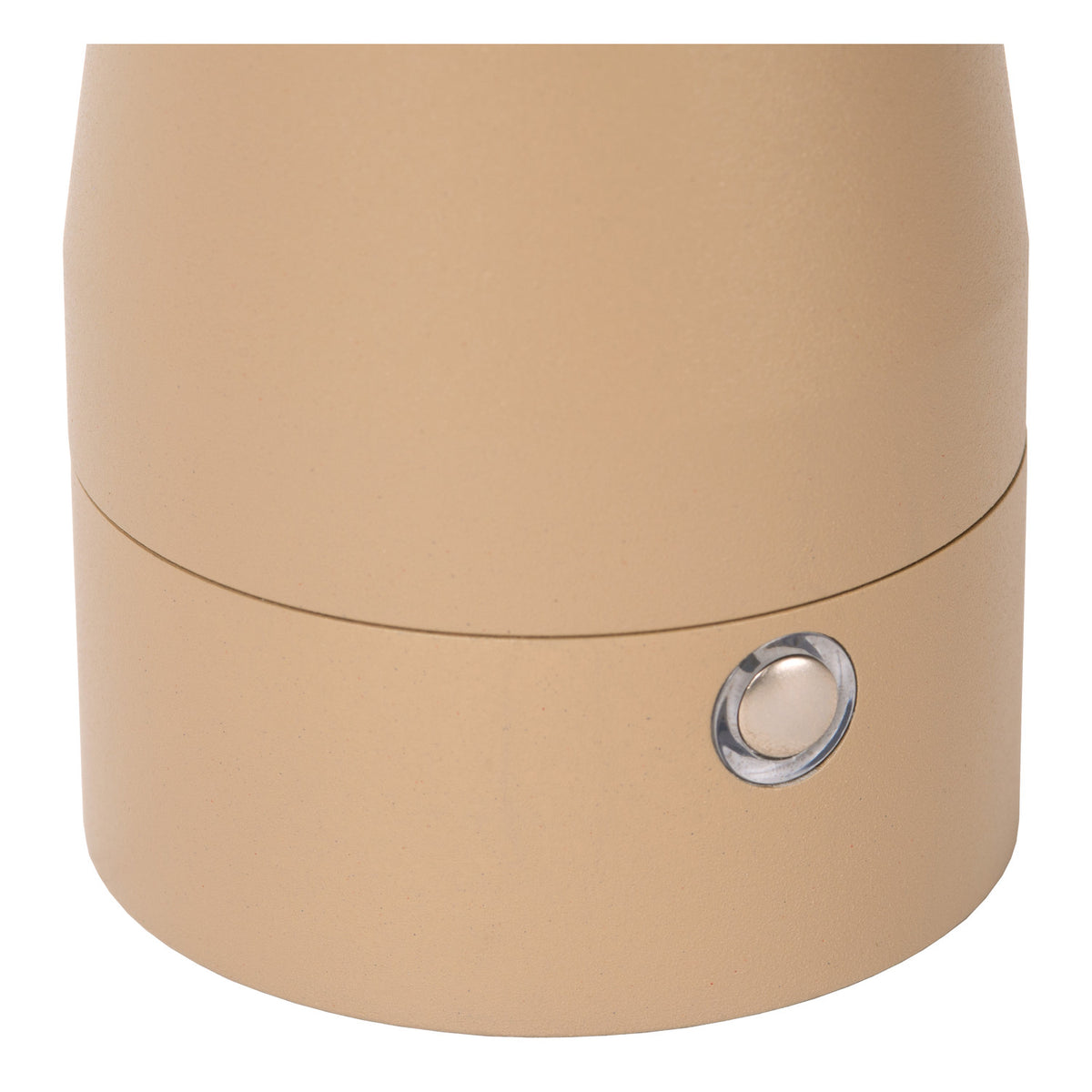 Détail du bas du luminaire avec bouton poussoir circulaire et finition taupe satinée.