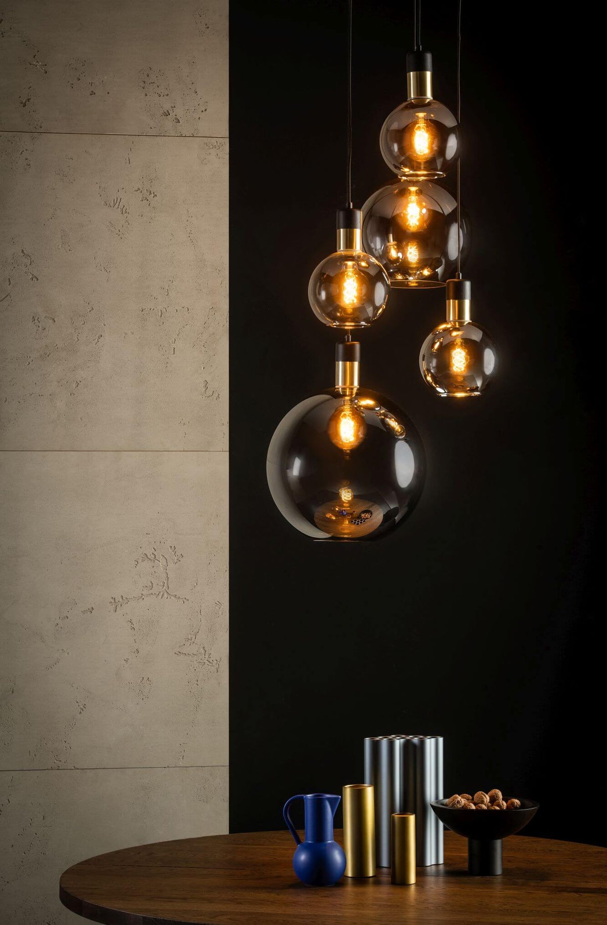 Détail des globes en verre fumé avec ampoules dorées allumées