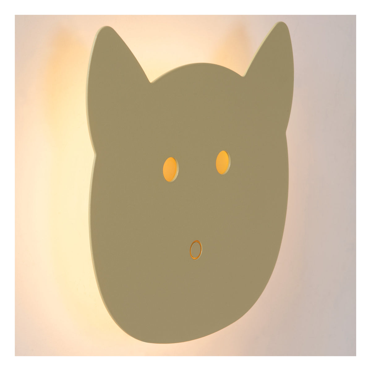Gros plan sur la face de chat éclairée, yeux et bouche lumineux, halo chaud.
