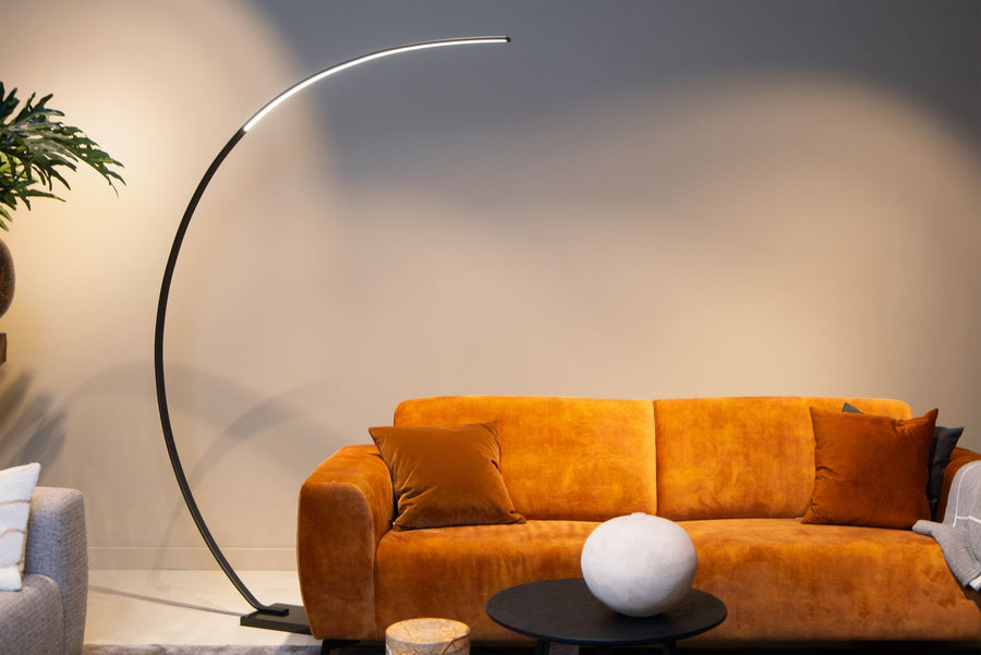 Vue de trois quarts du luminaire avec sa courbe fine et son socle
