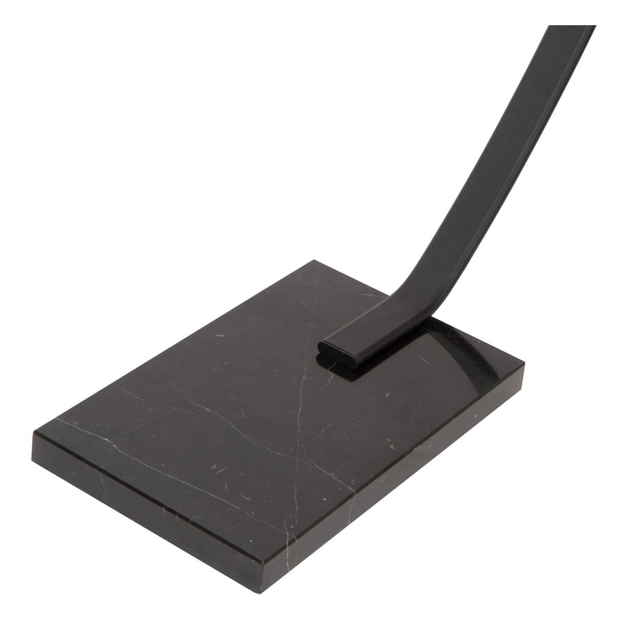 Gros plan du socle rectangulaire en marbre noir et de sa fixation