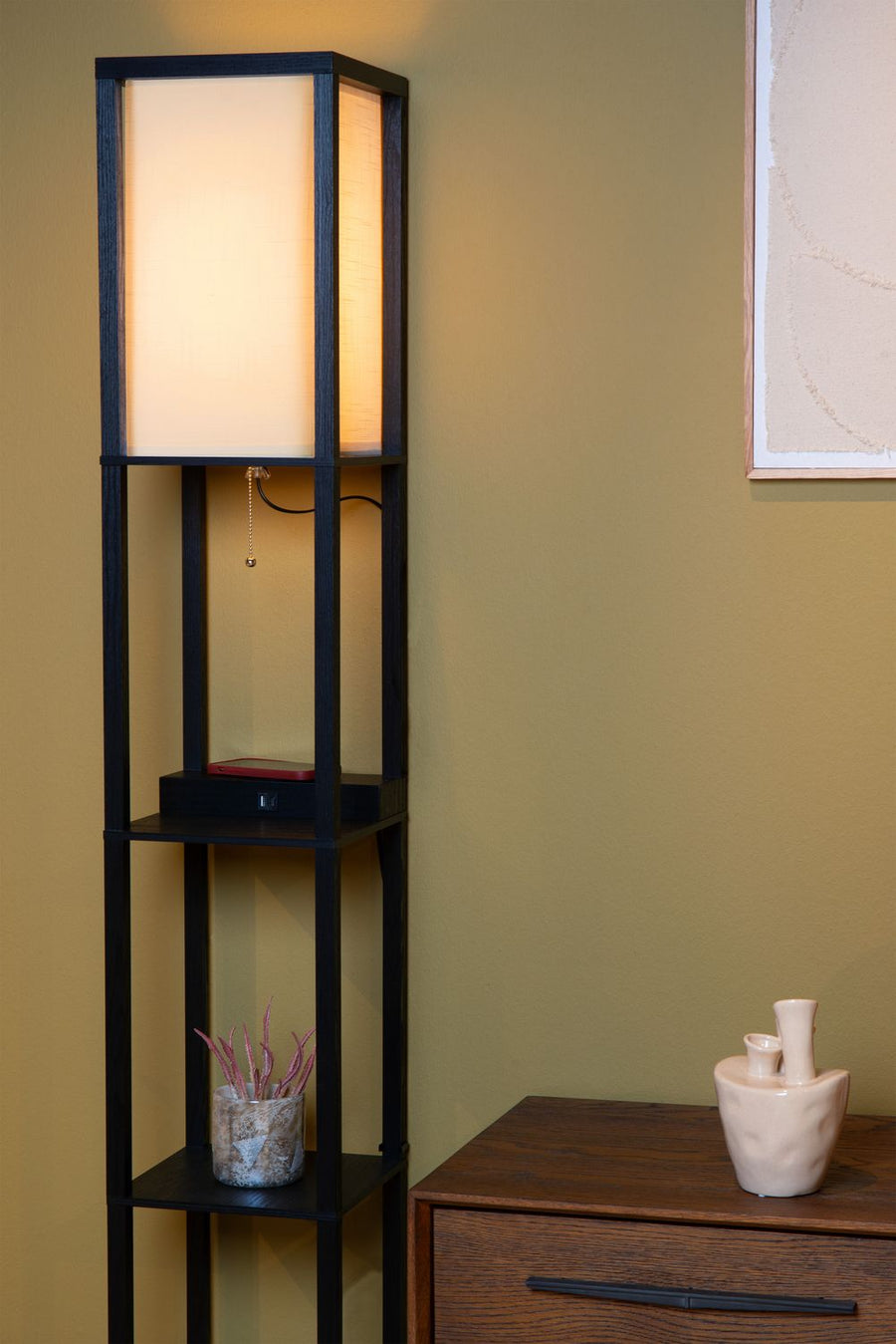 Détail des tablettes avec plante grasse en pot et petit socle posé dessus