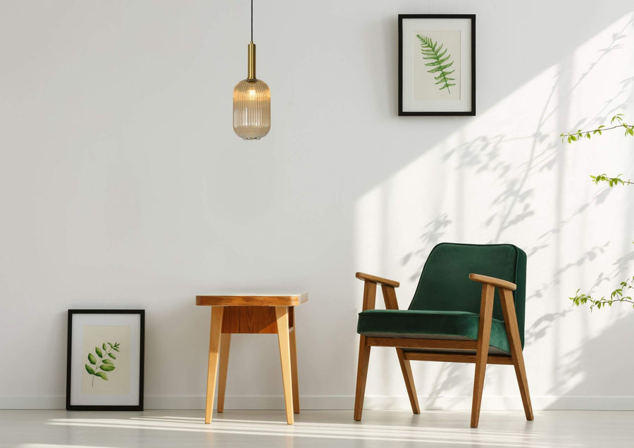 Suspension suspendue dans un décor épuré avec fauteuil, table et plante