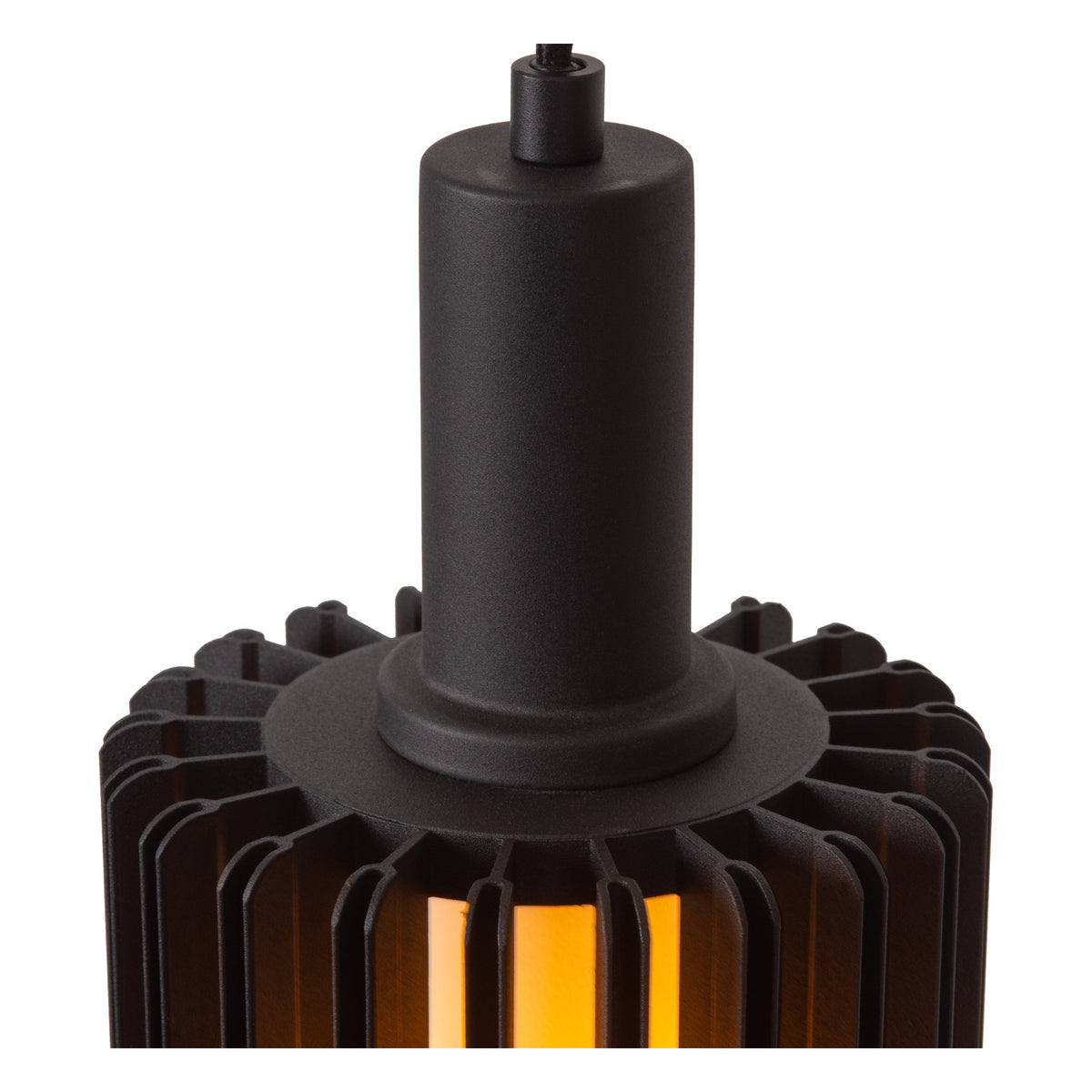 Détail du haut d'une suspension : embout cylindrique noir et structure métallique ajourée.