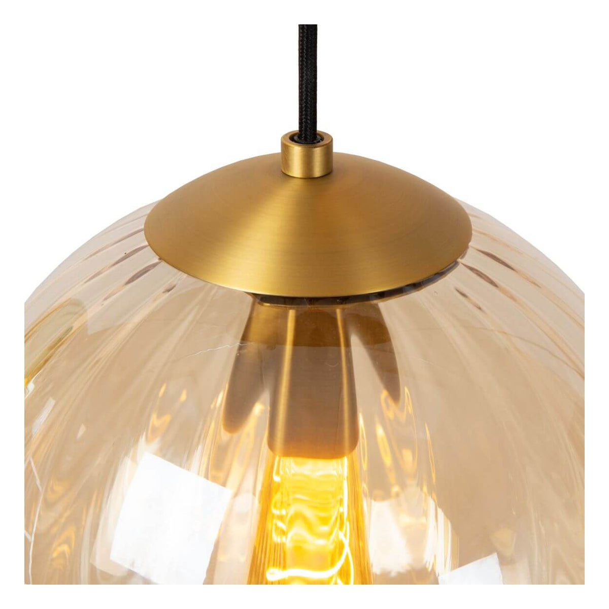 Détail du haut de la suspension ambrée : finition laiton, cordon textile et ampoule allumée.