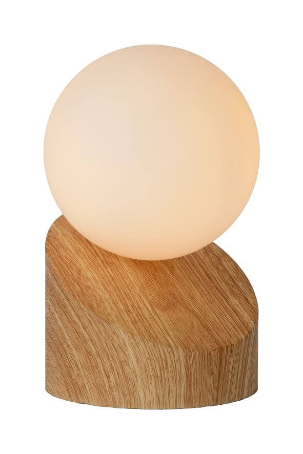 Vue de trois quarts du luminaire, globe opalin et base en bois clair