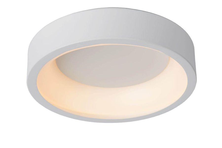 Vue de trois quarts du luminaire rond blanc éclairé, diffuseur en verre opale