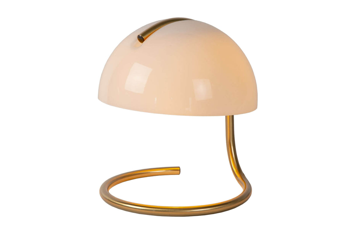 Vue de trois quarts de la lampe à poser, abat-jour en verre et base dorée.